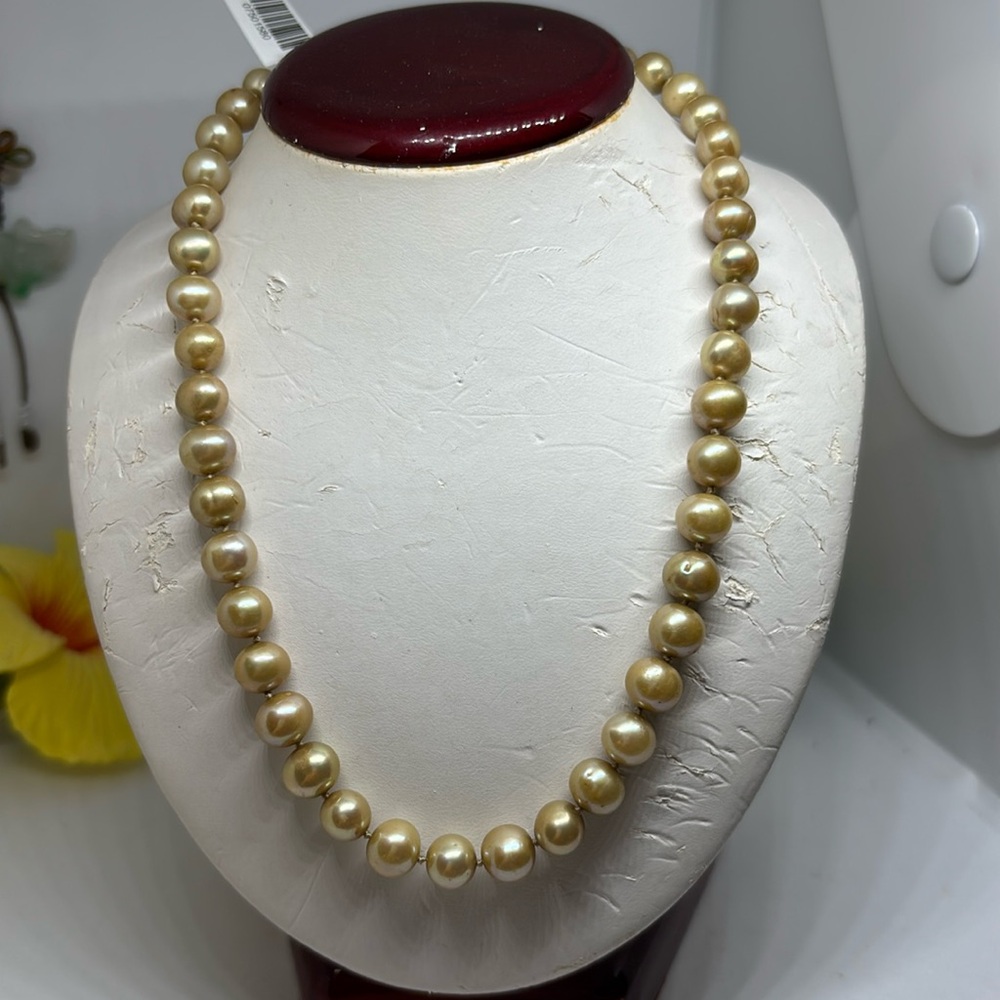7.5 mm cultured freshwater pearl necklace. with filigree gold filled clasp.